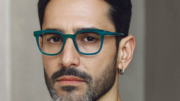 Tendencias eyewear 2026 — minimalismo táctil y formas redondas
